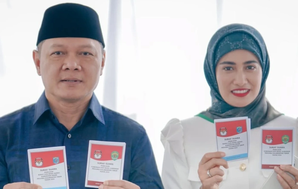 Sinta Rosma Yenti  bersama suaminya, Bupati Paser Fahmi Fadli. [Instagram] 